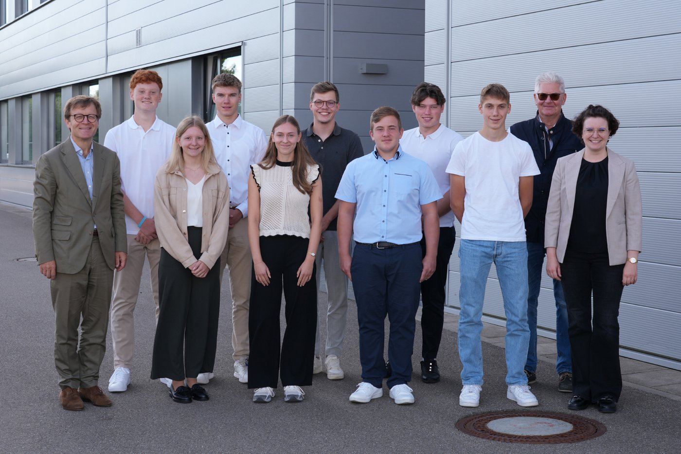 Gruppenbild der neuen Azubis und Studenten mit der BWF Group Geschäftsleitung und der Ausbildungsleiterin