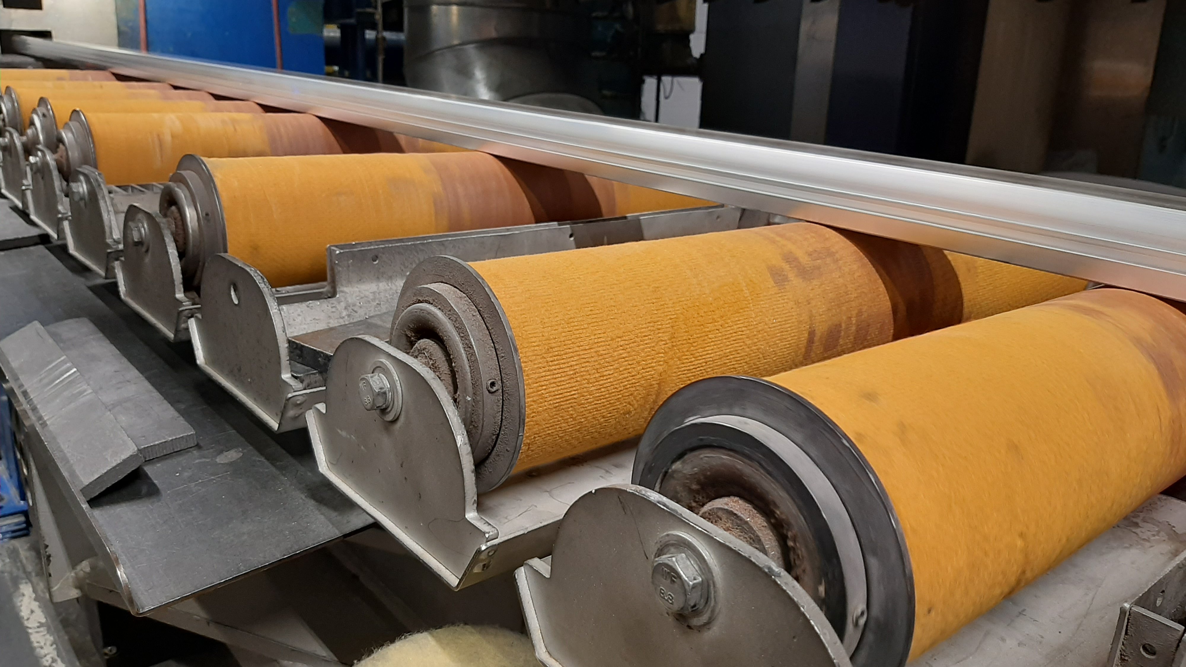 Aluminium profile runs on PBO felt rollers from the press