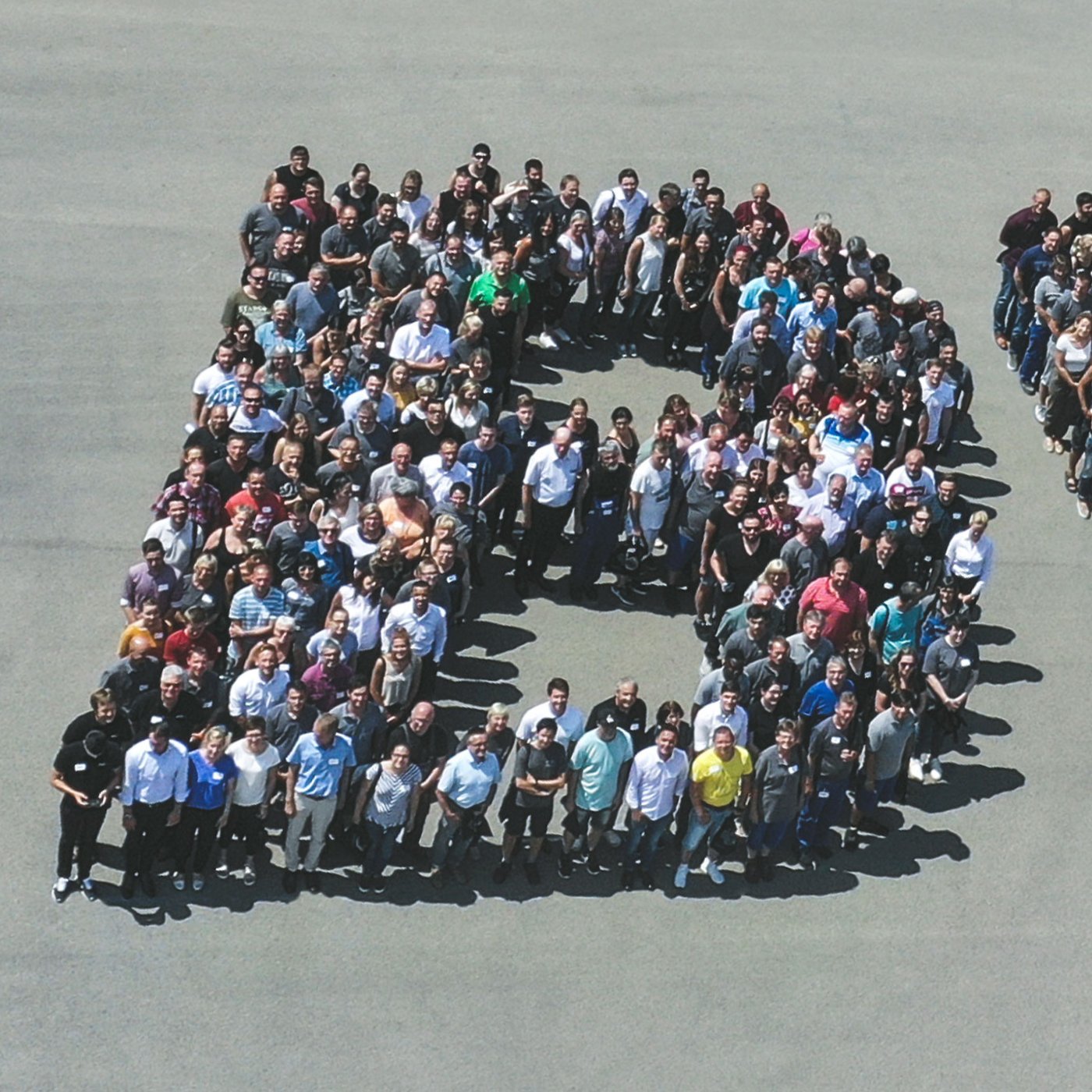 BWF Group Mitarbeiter formen unser Logo