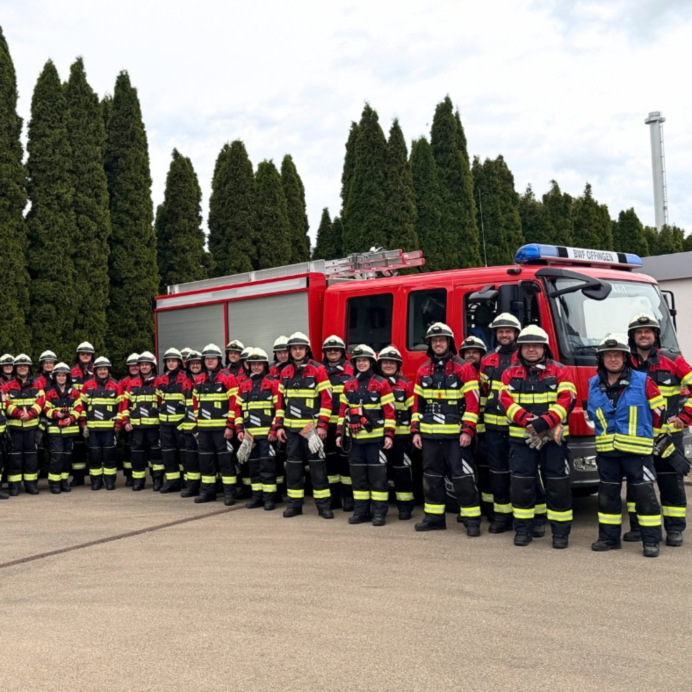 Gruppenbild der BWF Group Werkfeuerwehr vor dem Einsatzfahrzeug