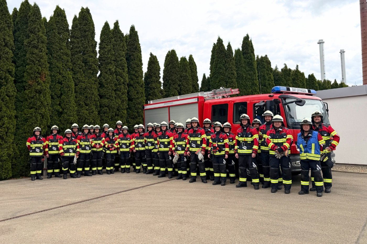 Gruppenbild der BWF Group Werkfeuerwehr vor dem Einsatzfahrzeug