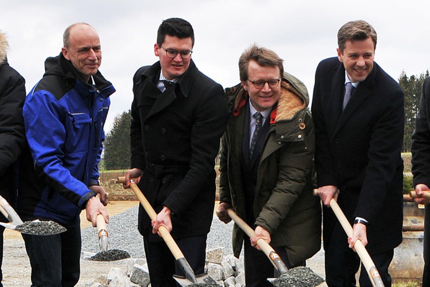 Premier coup de pioche par des représentants du district, de la ville de Hof, du BWF_Group