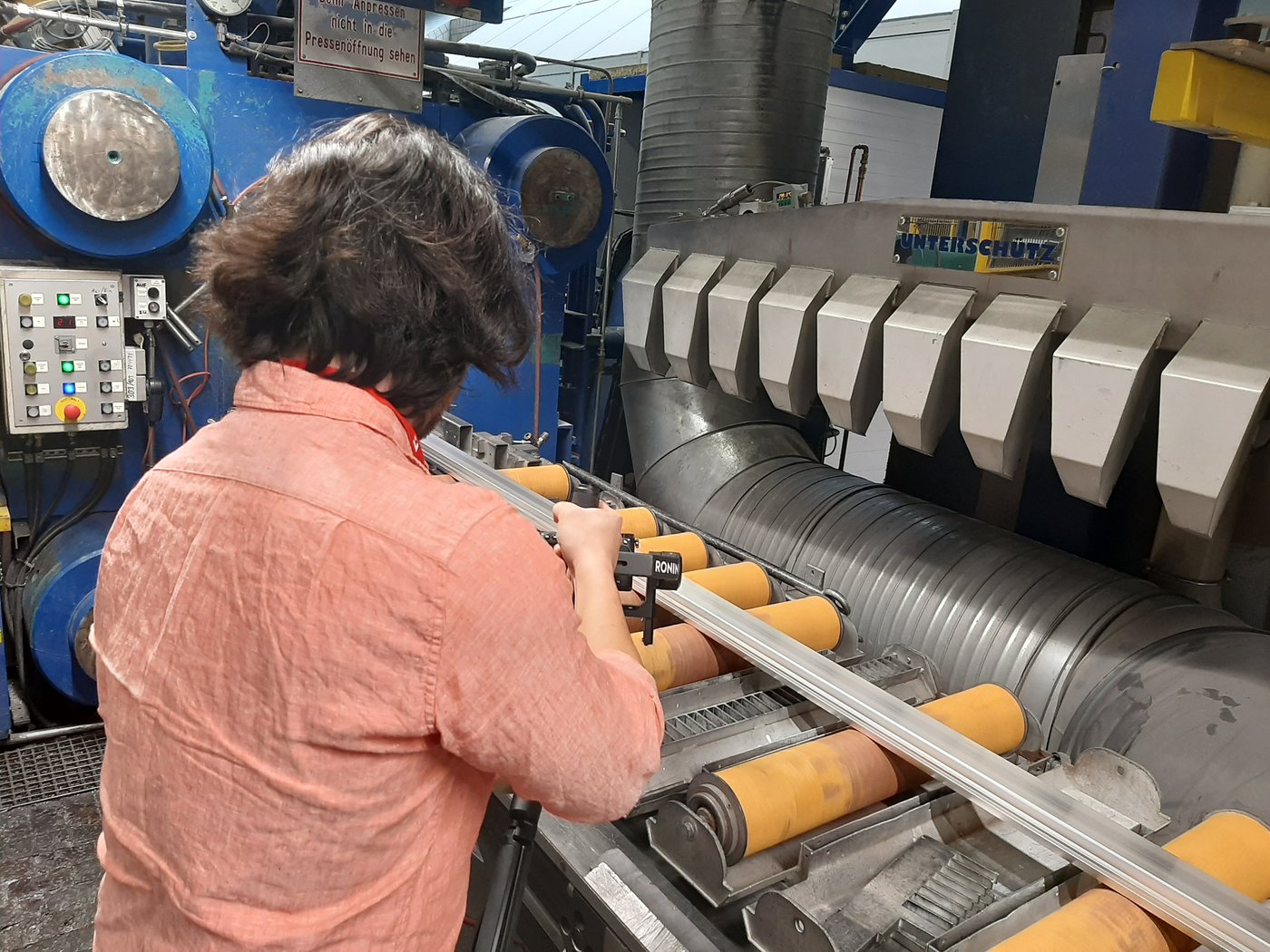 Needle felt rollers transport aluminium profiles out of the press - video shoot